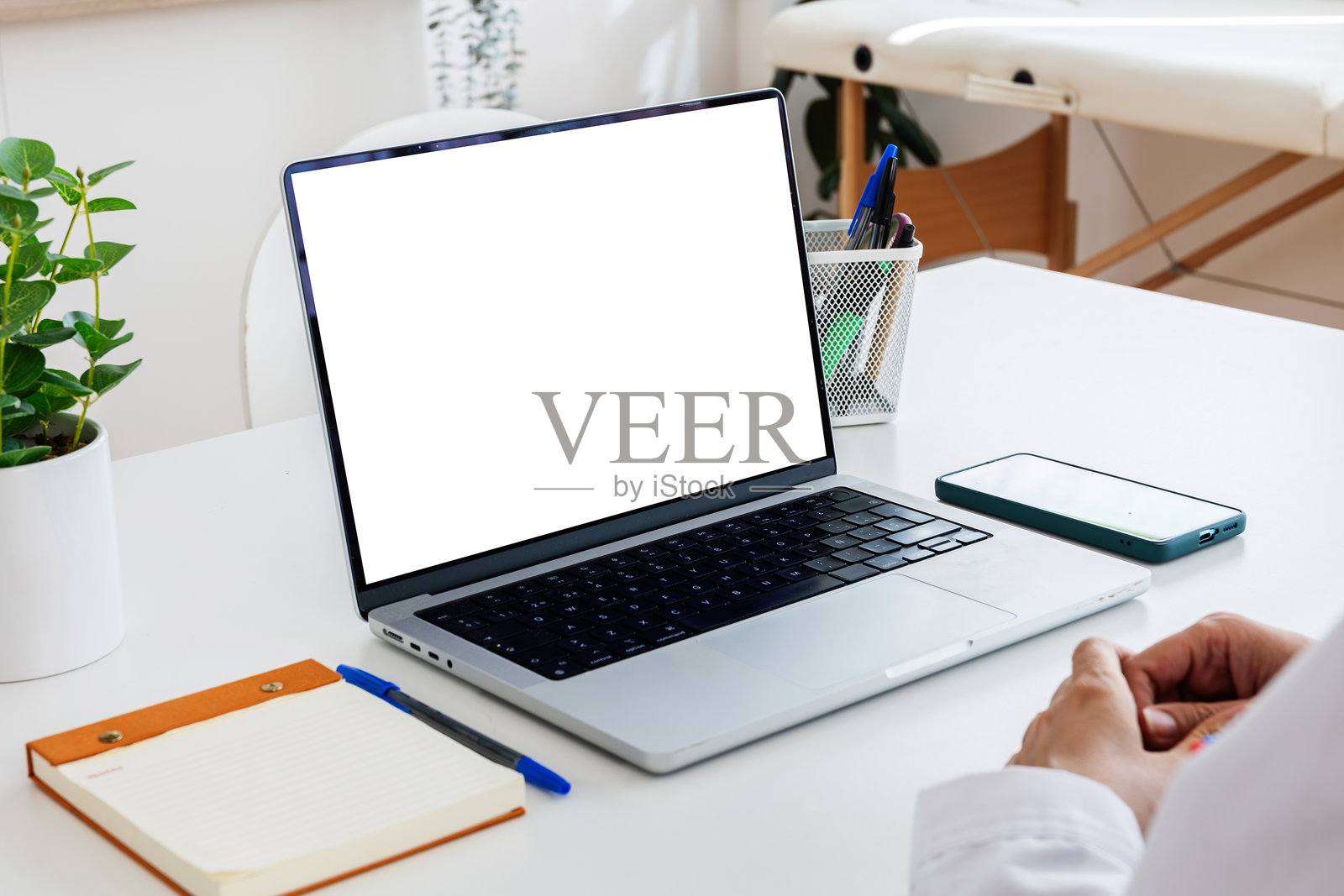 医生在远程医疗咨询中使用笔记本电脑照片摄影图片