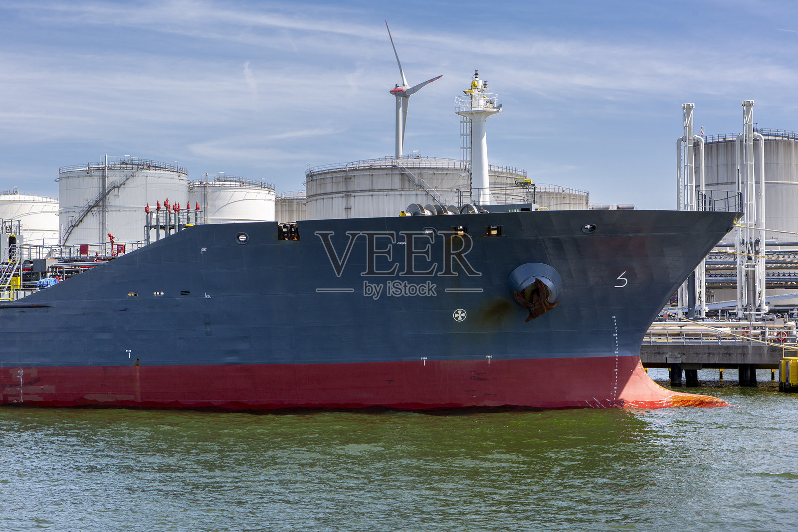 比利时安特卫普港的化学品和油品油轮照片摄影图片