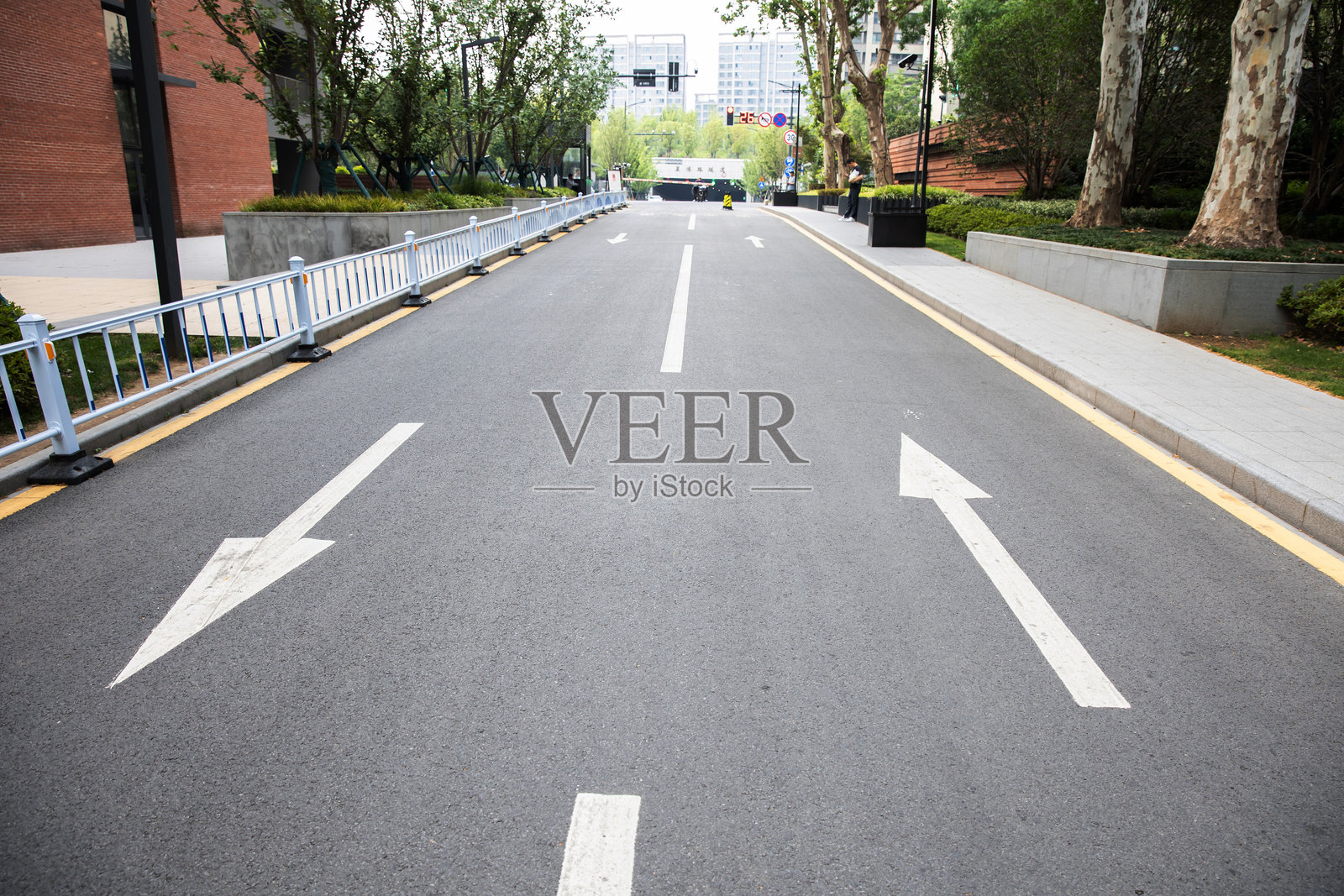 柏油路上的交通指示牌照片摄影图片