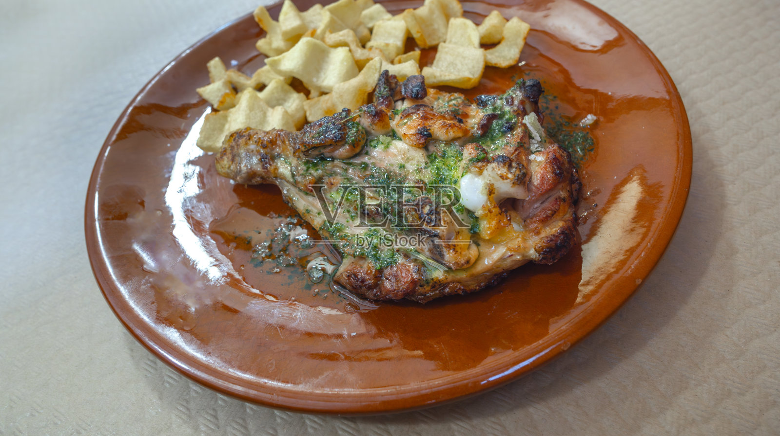 香烤鸡肉配薯条，西班牙美食，西班牙照片摄影图片