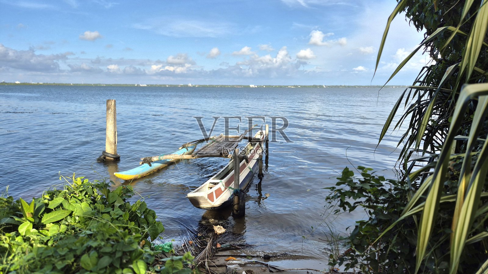 斯里兰卡 - 带有渔船的海滩景观照片摄影图片