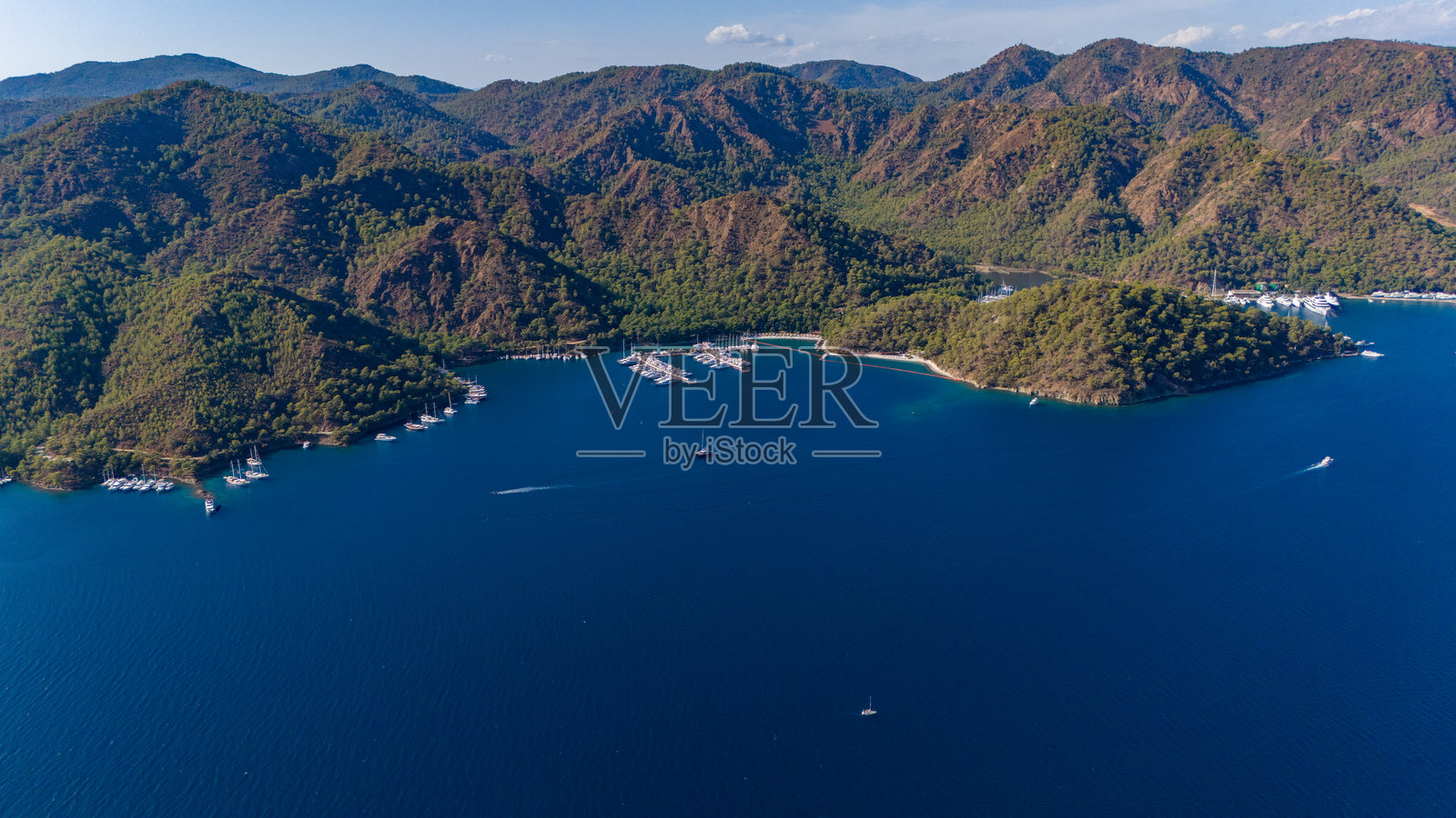 从无人机视角看戈切克西海岸和森林照片摄影图片