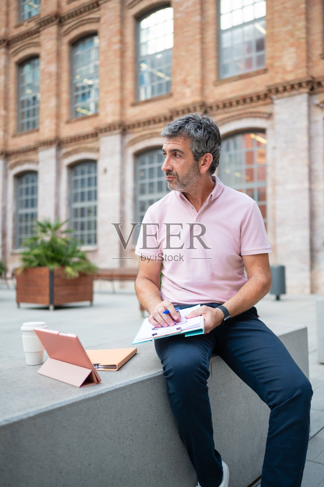 男人在户外远程工作，边思考边规划。照片摄影图片