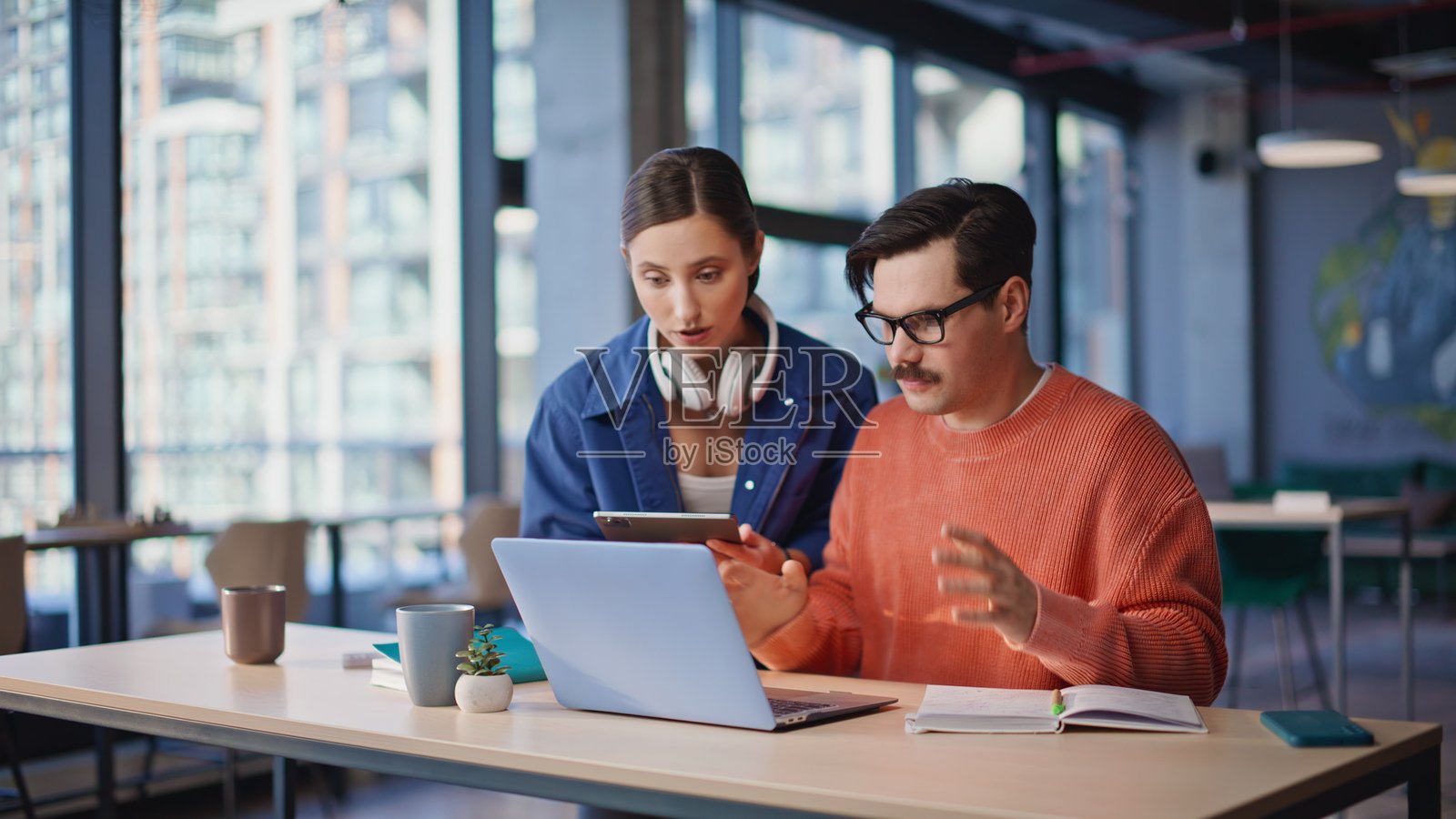 沮丧的同事们在视频会议上争吵，办公室里担忧着问题。照片摄影图片