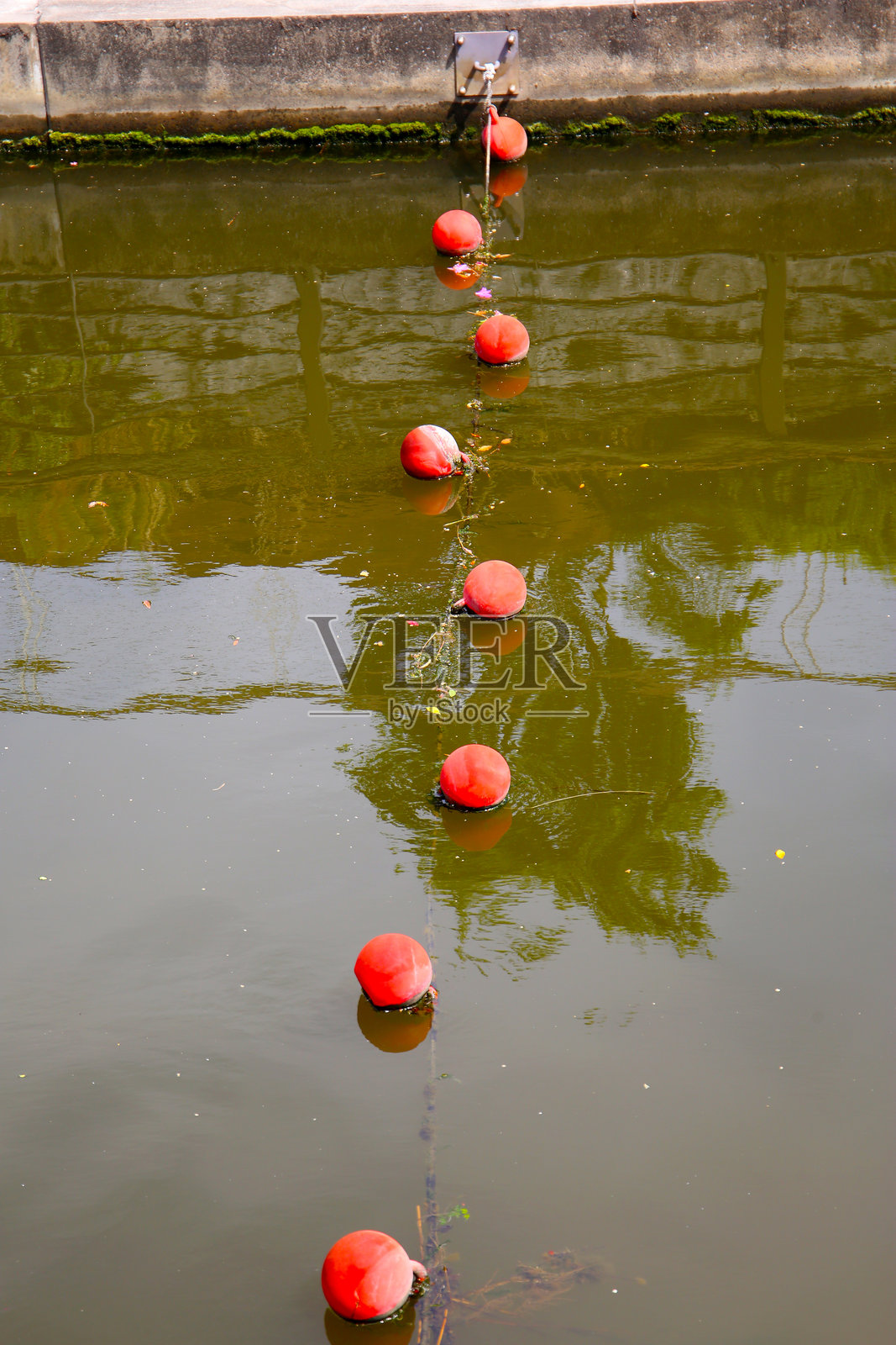 日本运河中红色的漂浮浮标。照片摄影图片