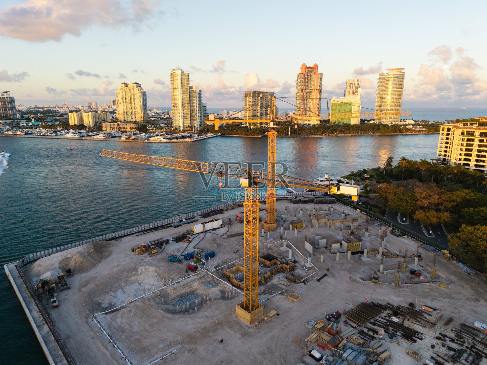 建筑工地鸟瞰图。结构工程设计。建筑工地上的结构工程。模板施工建筑。建筑区域。建筑工地。照片摄影图片