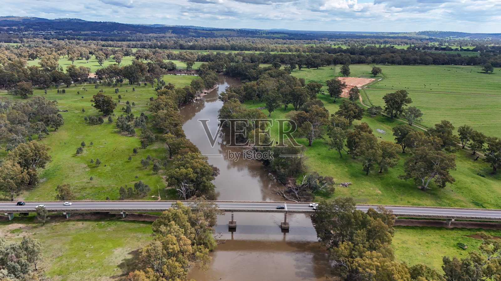 新南威尔士州乡村地区，奥林匹克公路横跨默伦比奇河的航拍图照片摄影图片