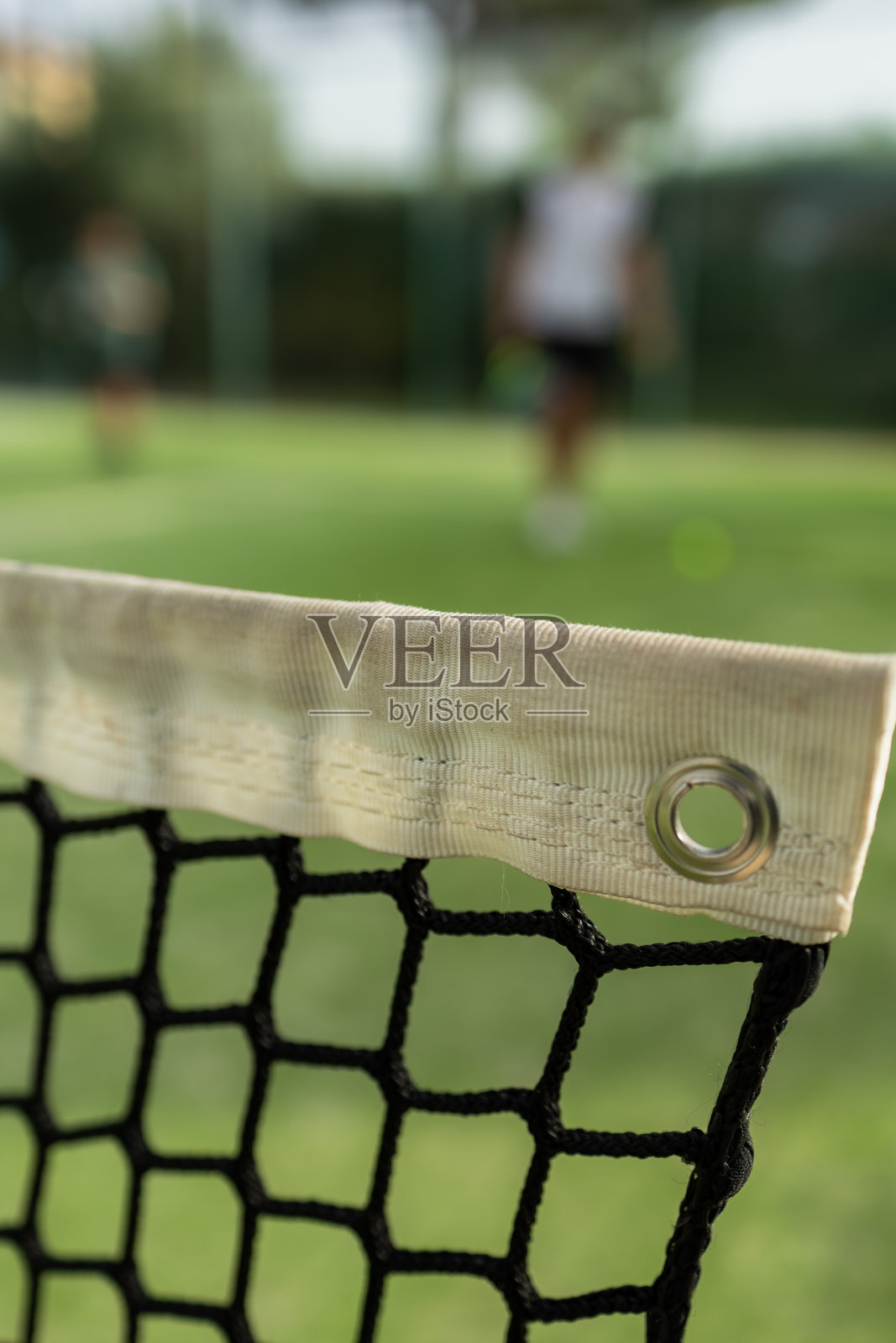 绿茵场上的障碍赛跑道和运动员照片摄影图片