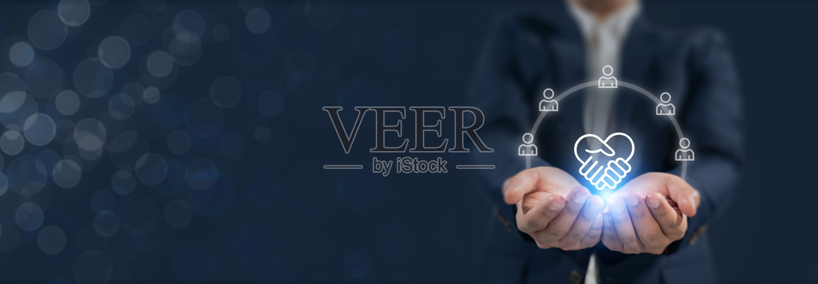 领导力中的同理心概念。手持发光的信任图标，代表职场领导力与团队协作中的同理心、情商与信任。照片摄影图片