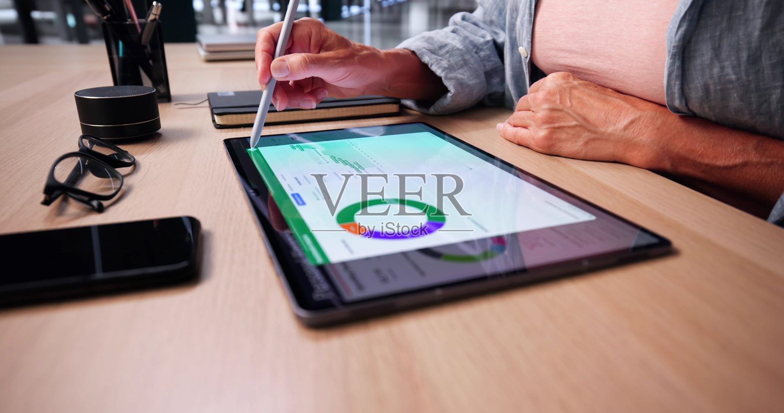 使用平板电脑应用程序进行在线预算照片摄影图片