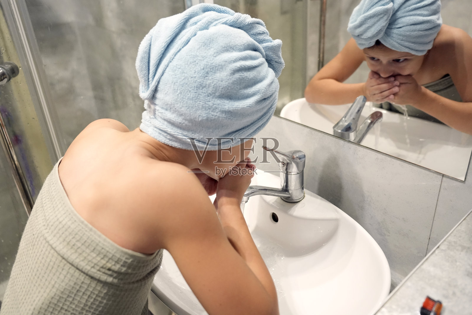 孩子在浴室刷牙照片摄影图片