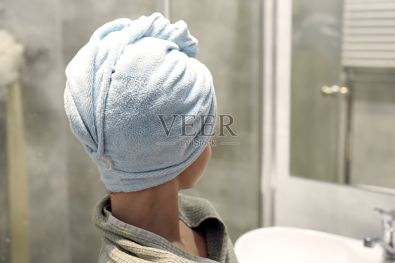 洗澡后用毛巾包裹的儿童照片摄影图片