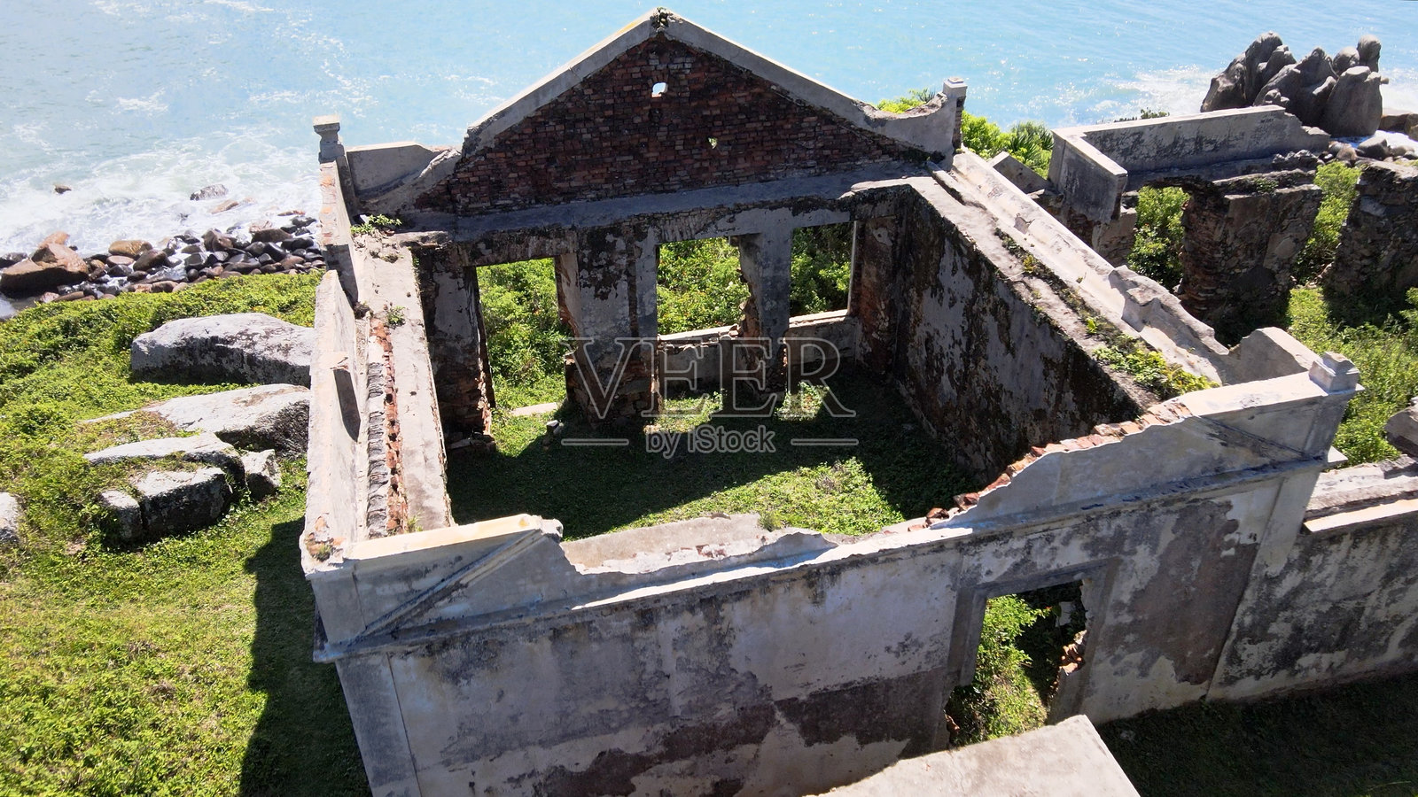 巴西圣卡塔琳娜州弗洛里亚诺波利斯，阿拉卡图巴岛上，葡萄牙和巴西帝国殖民时期的努萨塞尼奥拉达孔塞桑阿拉卡图巴堡的航拍图，该堡垒位于阿拉卡图巴的孤立岛屿上。照片摄影图片