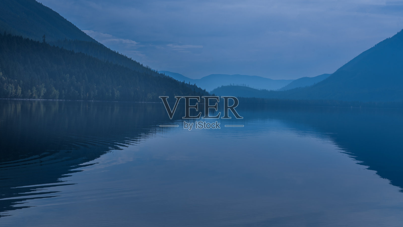 麦克唐纳湖的朦胧蓝调照片摄影图片