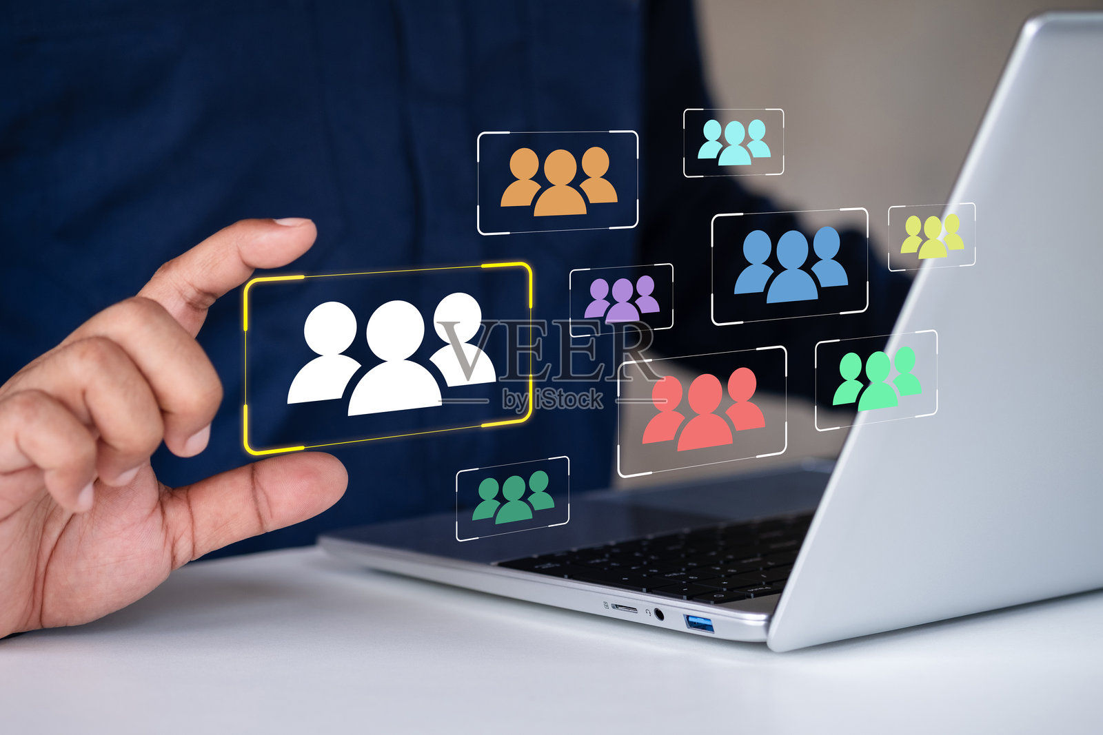 细分营销与个性化概念。营销细分策略与消费者分析。营销人员使用笔记本电脑分析目标客户数据。照片摄影图片