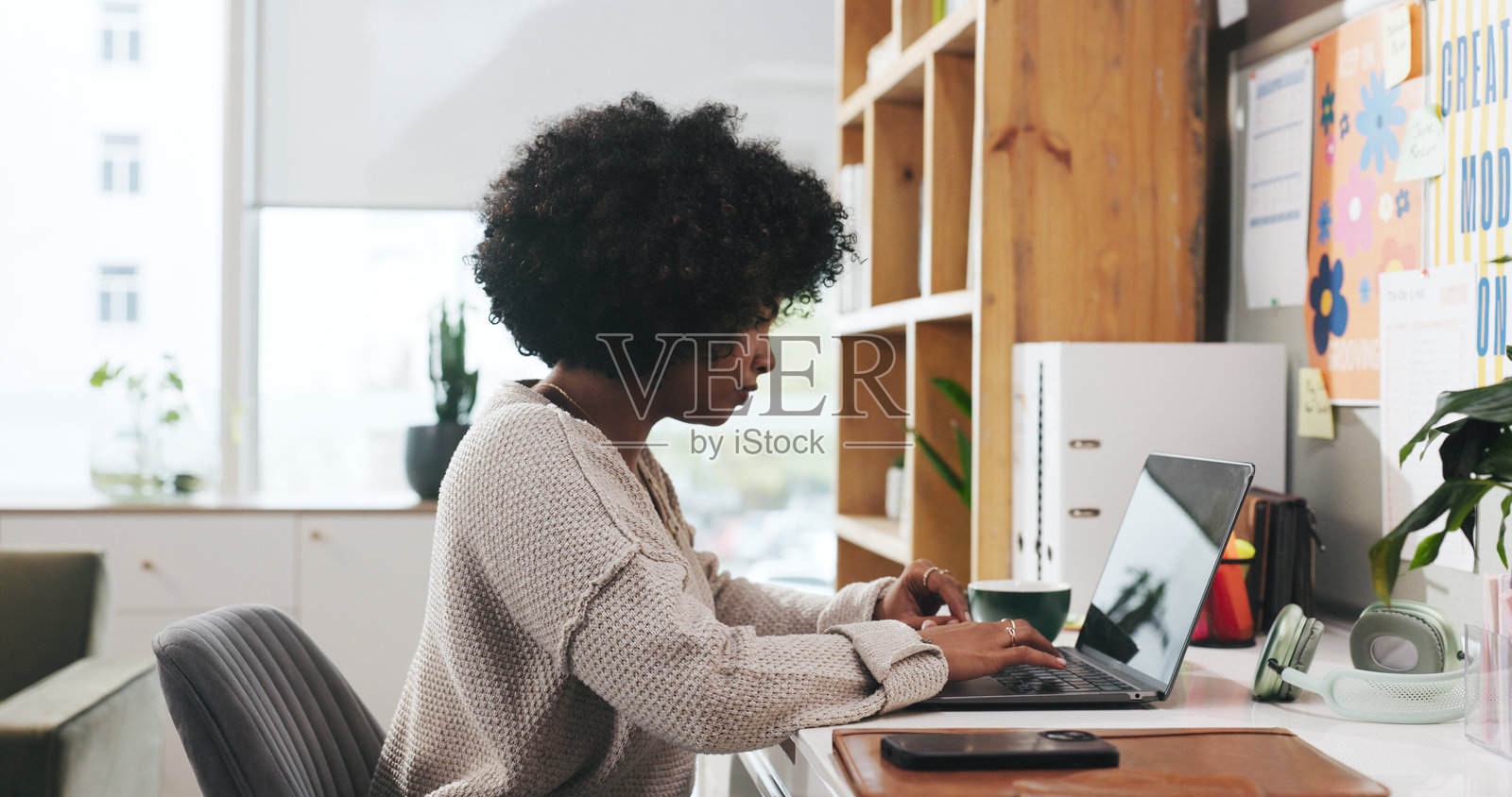 笔记本电脑、打字和女自由职业者在家庭办公室进行研究、订阅新闻通讯和规划。博主、远程工作者和文案编辑在公寓里进行出版。照片摄影图片