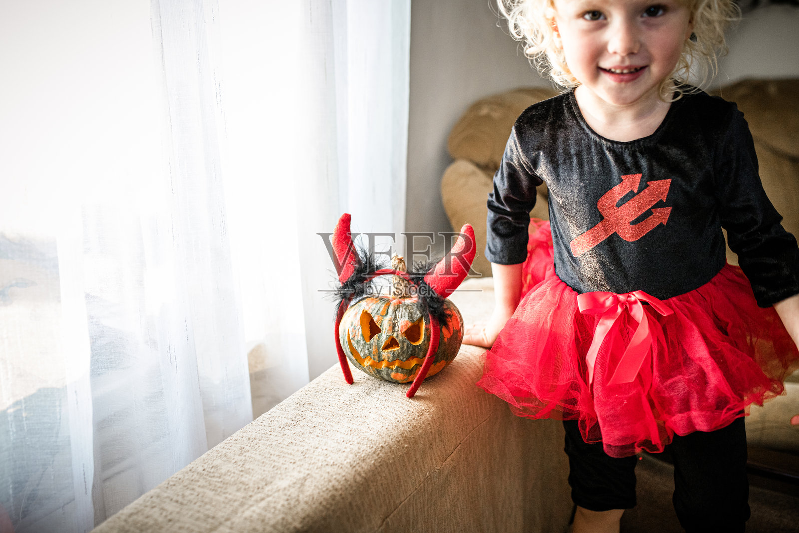 身着万圣节服装的女孩在家庆祝节日照片摄影图片