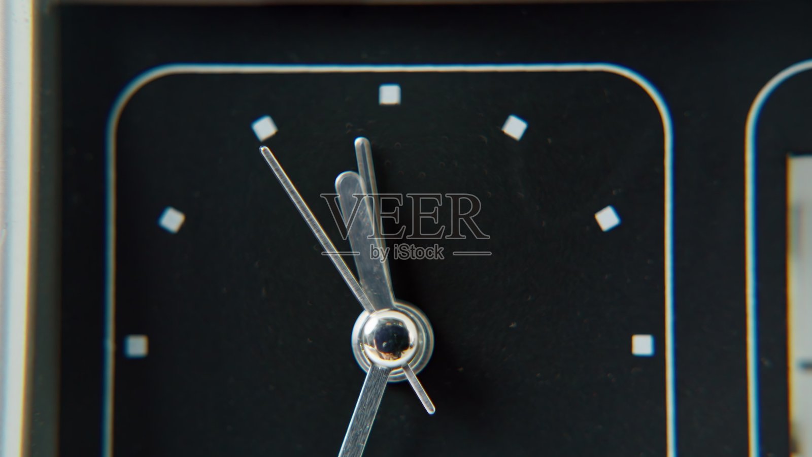 特写镜头，金属箭在机械钟表上运行，测量时间。宏观时计。照片摄影图片