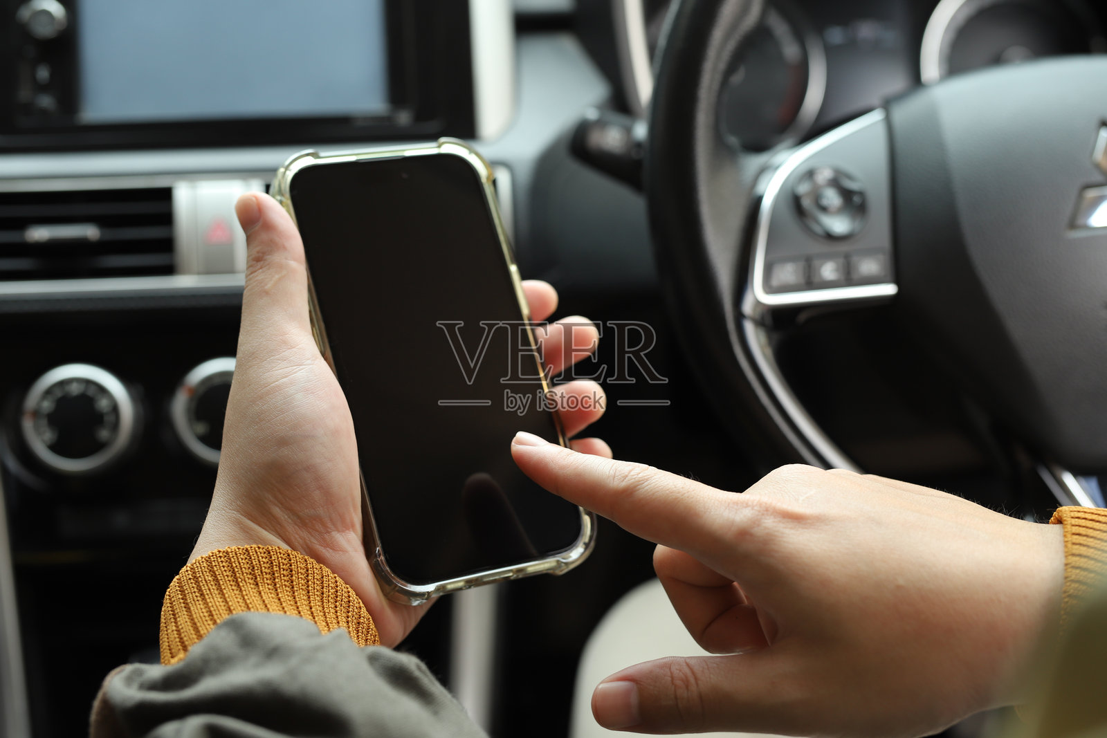 司机在车内用手机查找路线照片摄影图片