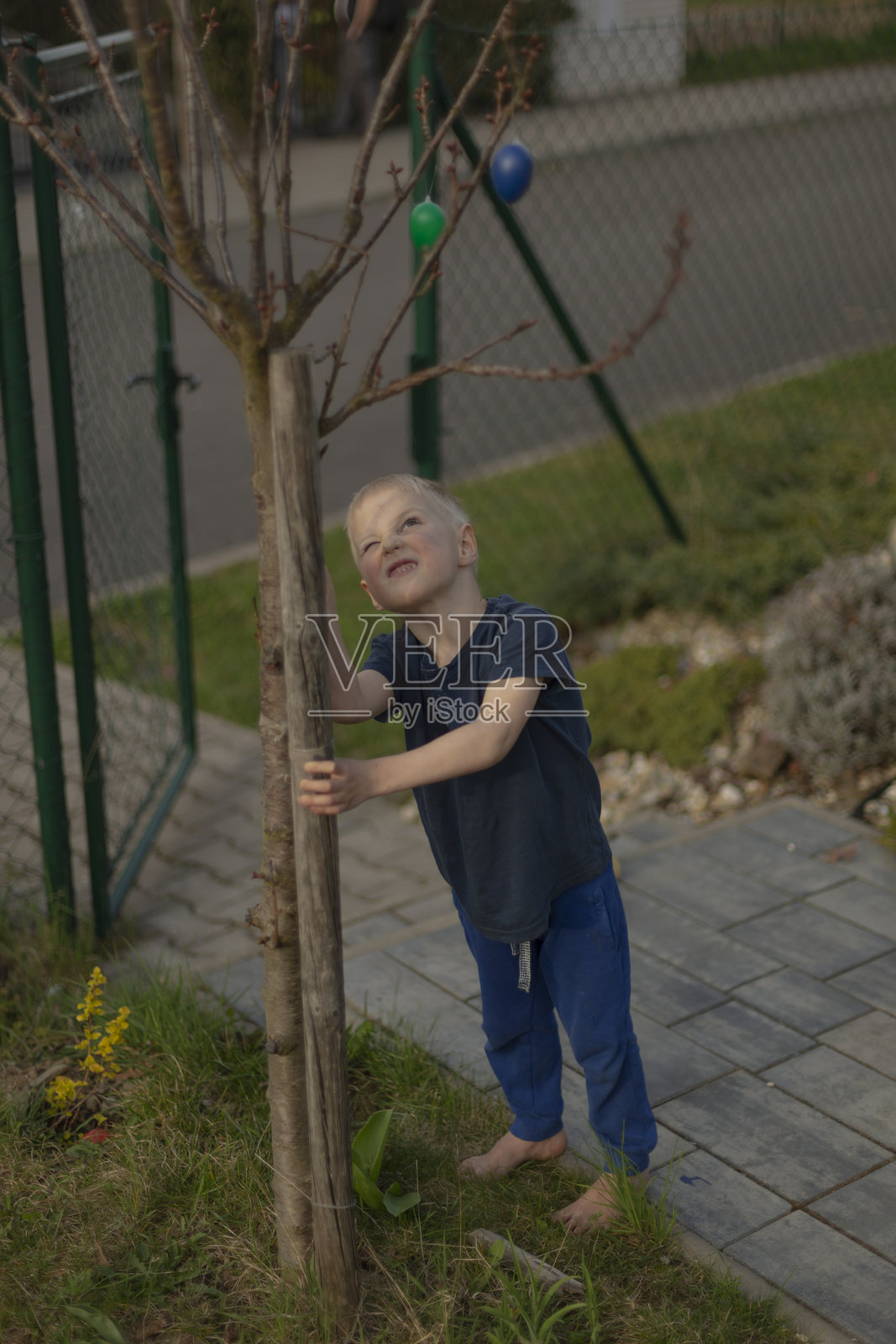 患有自闭症的儿童平静专注的时刻。自闭症儿童的日常生活。照片摄影图片