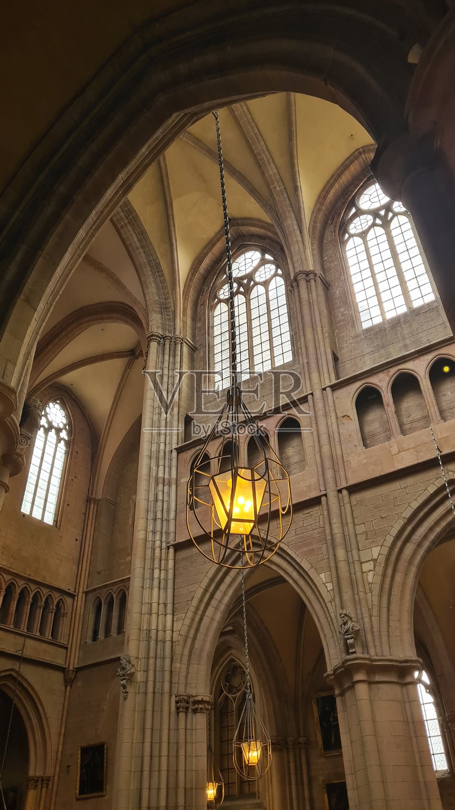 第戎大教堂（圣本尼格大教堂）中殿和耳堂及其吊灯的美丽建筑透视图照片摄影图片