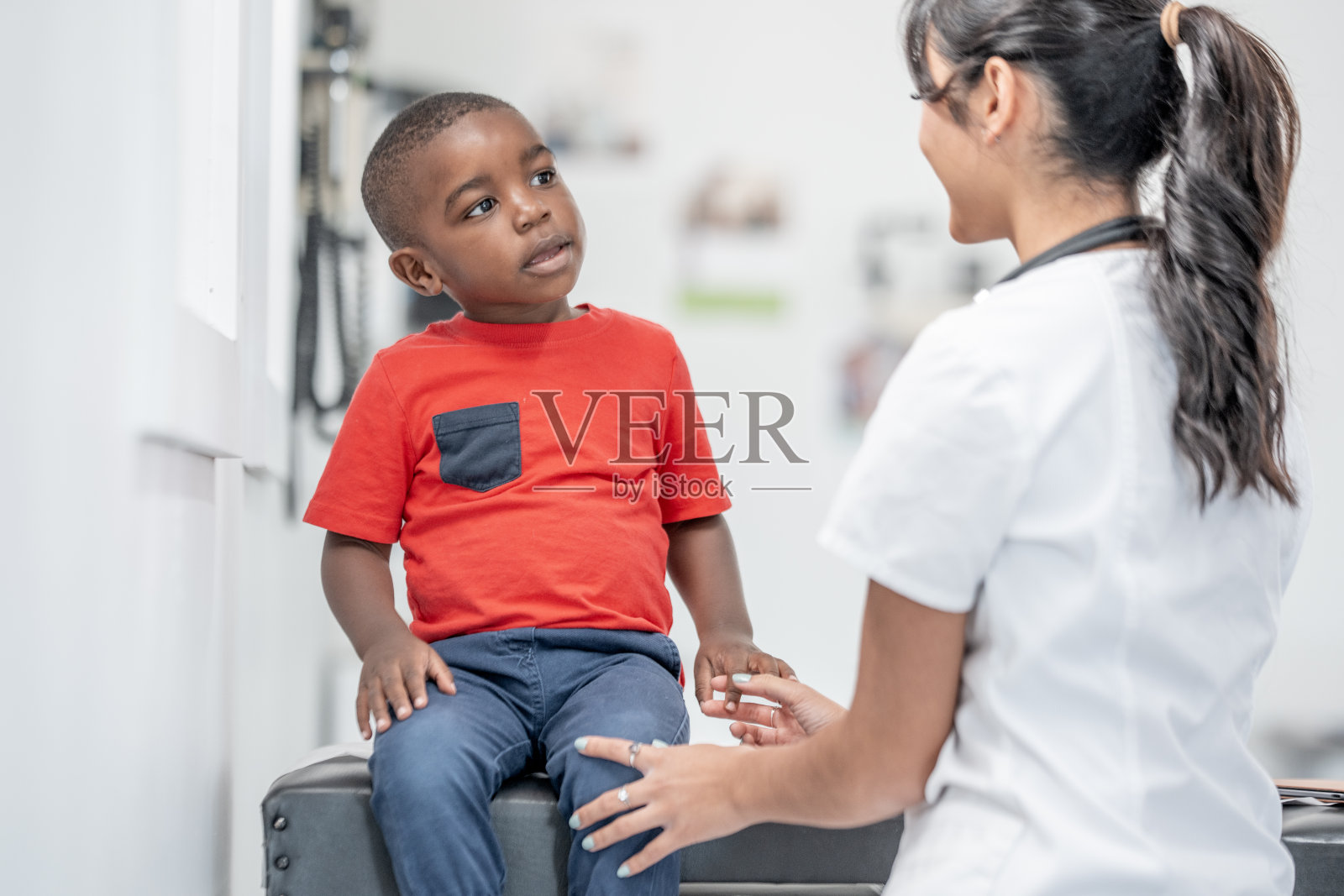 黑人小男孩在诊所看望友好的护士进行体检和保健照片摄影图片