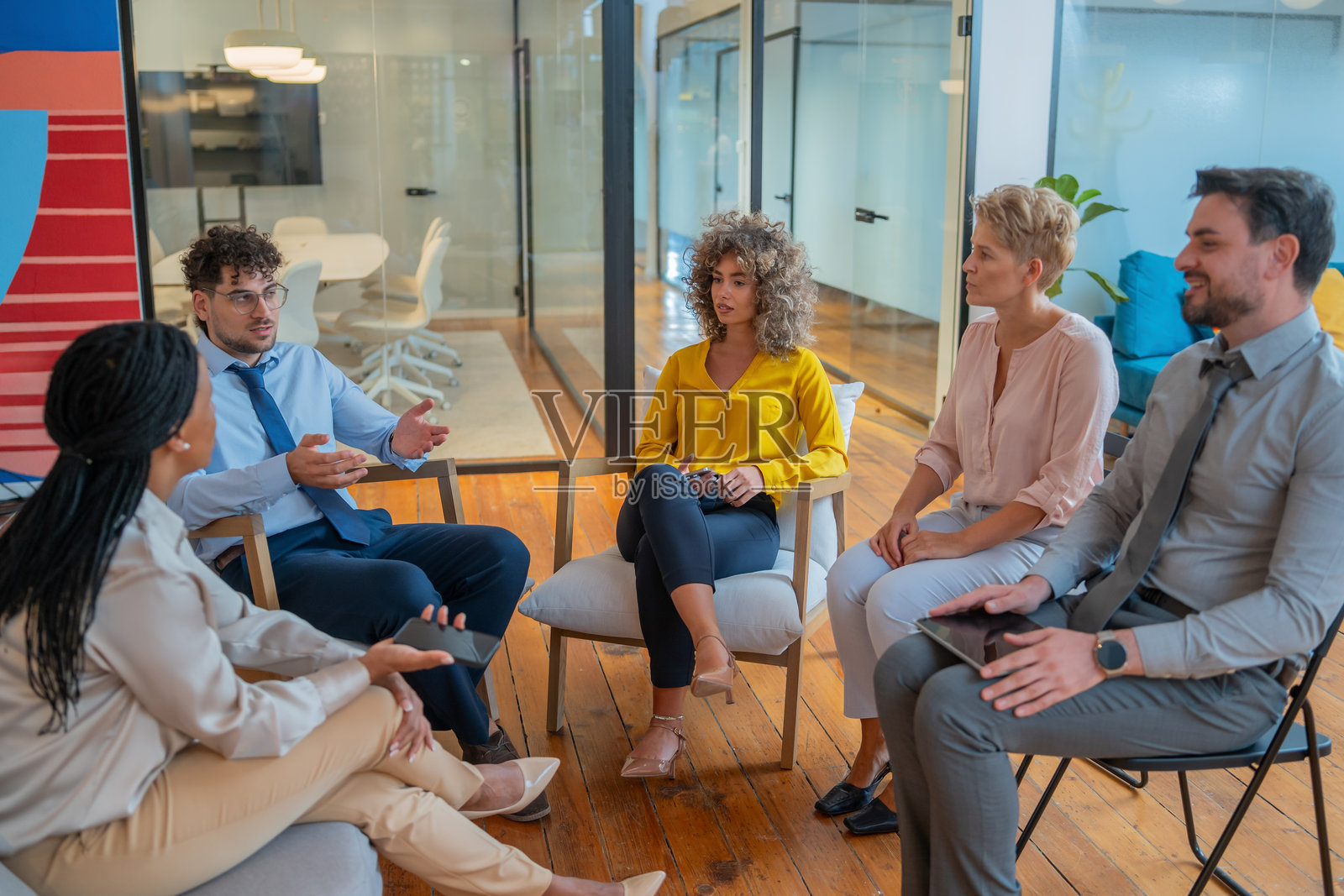 商务团队在现代办公室集思广益，讨论新想法照片摄影图片