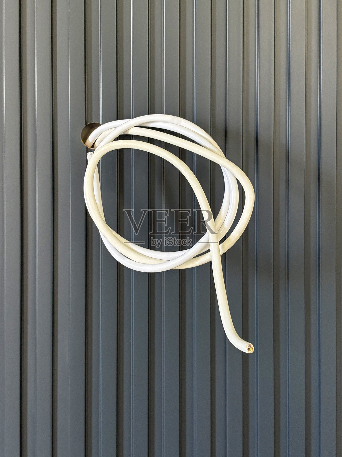 条纹木墙板上的电缆照片摄影图片