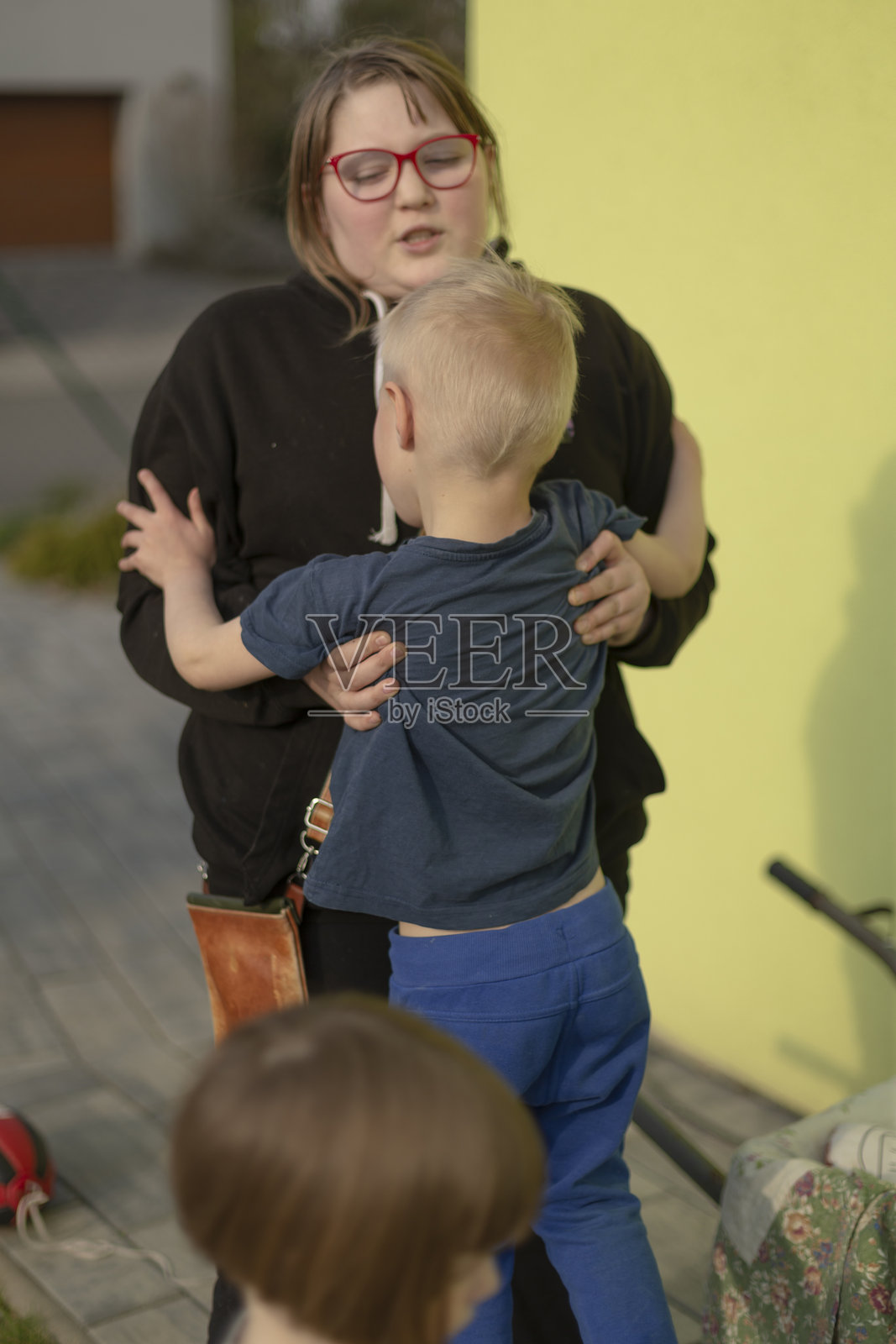 姐姐帮助弟弟，展现了温暖与支持照片摄影图片