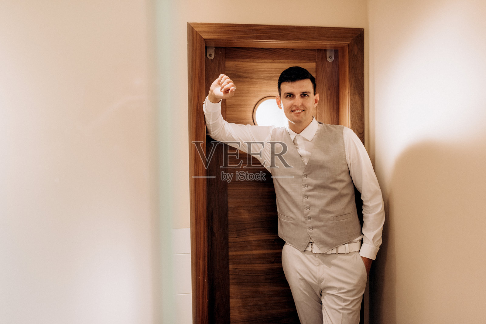 身着三件套西装的新郎在早晨为婚礼做准备照片摄影图片