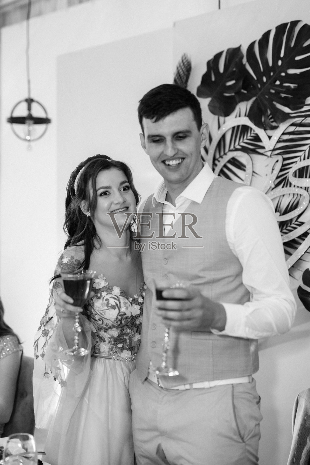 新婚夫妇在主席台上的肖像照照片摄影图片