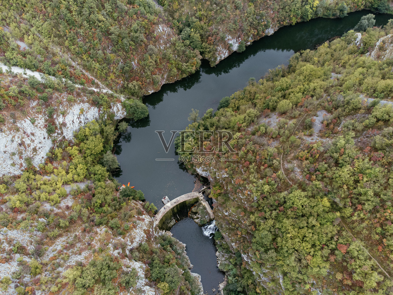 塞尔维亚乌日策附近，被绿色森林山丘环绕的大坝和水库的空中视角。g照片摄影图片