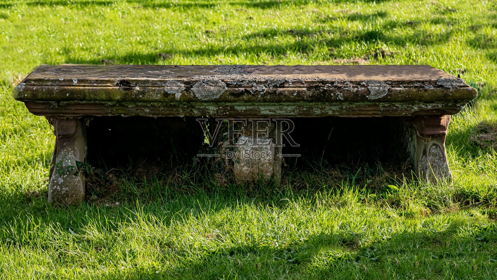 墓碑上的长条形埋葬长凳。照片摄影图片