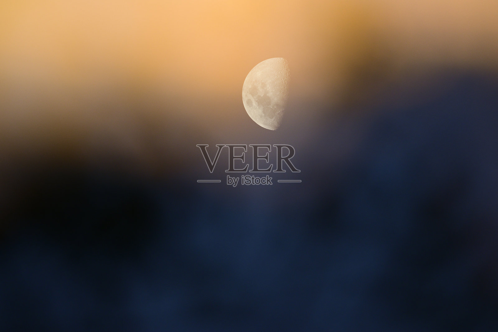 阿根廷潘帕草原乡村，多云的暮色天空中的新月。照片摄影图片