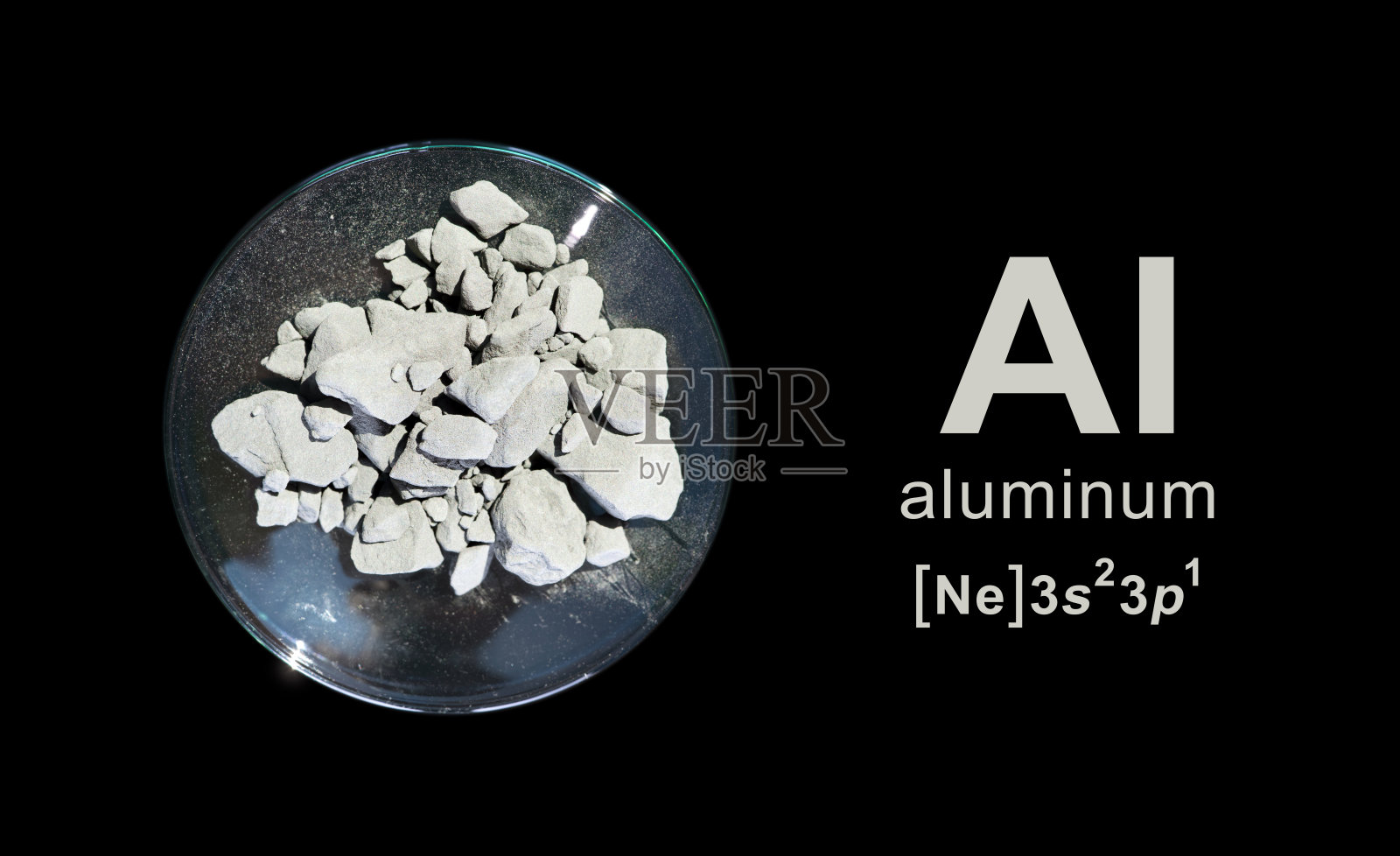 黑色背景下的铝粉，在化学表皿中，侧面标有符号、名称和电子排布。照片摄影图片