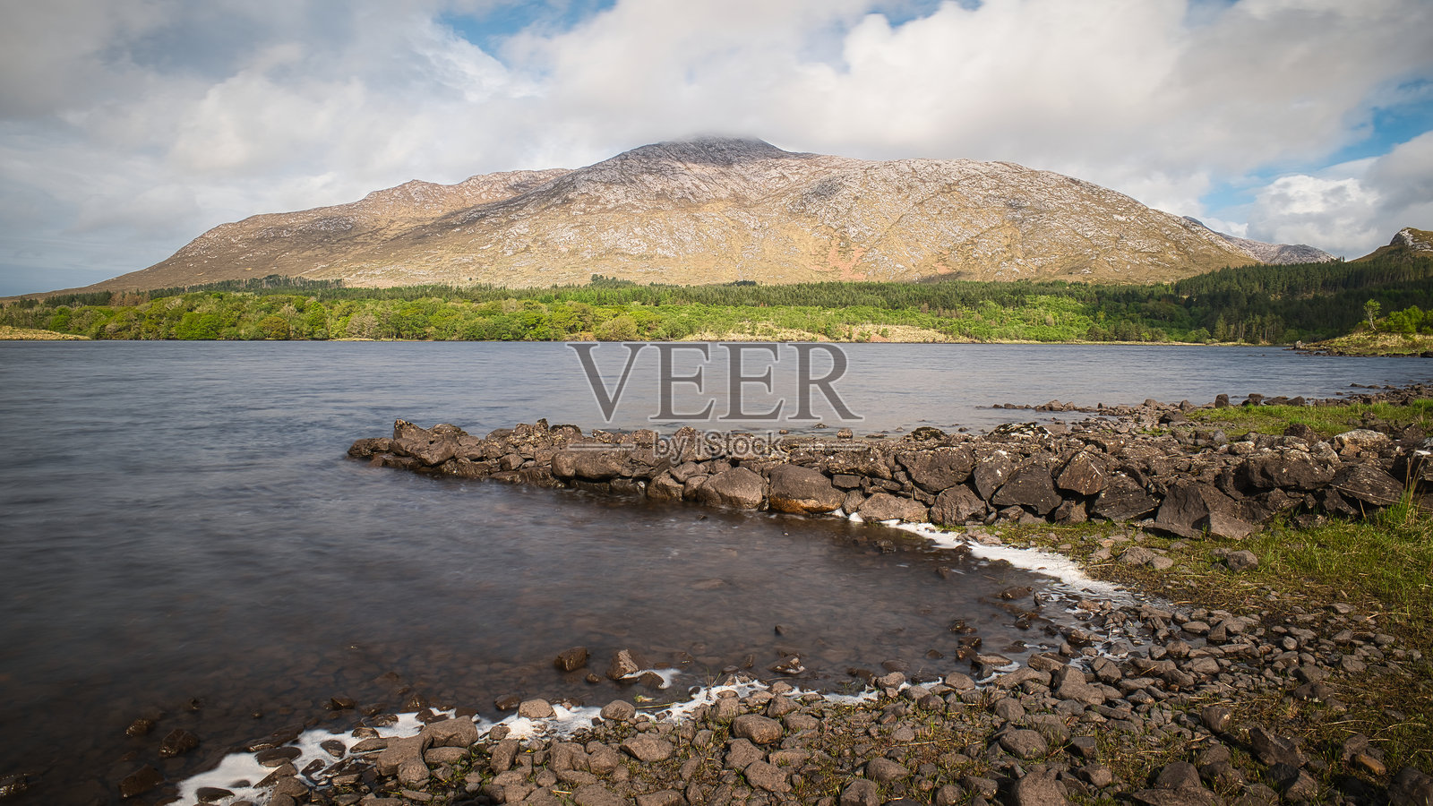 爱尔兰康尼马拉德里克拉湖自然保护区的风景，有山景、湖泊和岩石海岸线，自然背景照片摄影图片