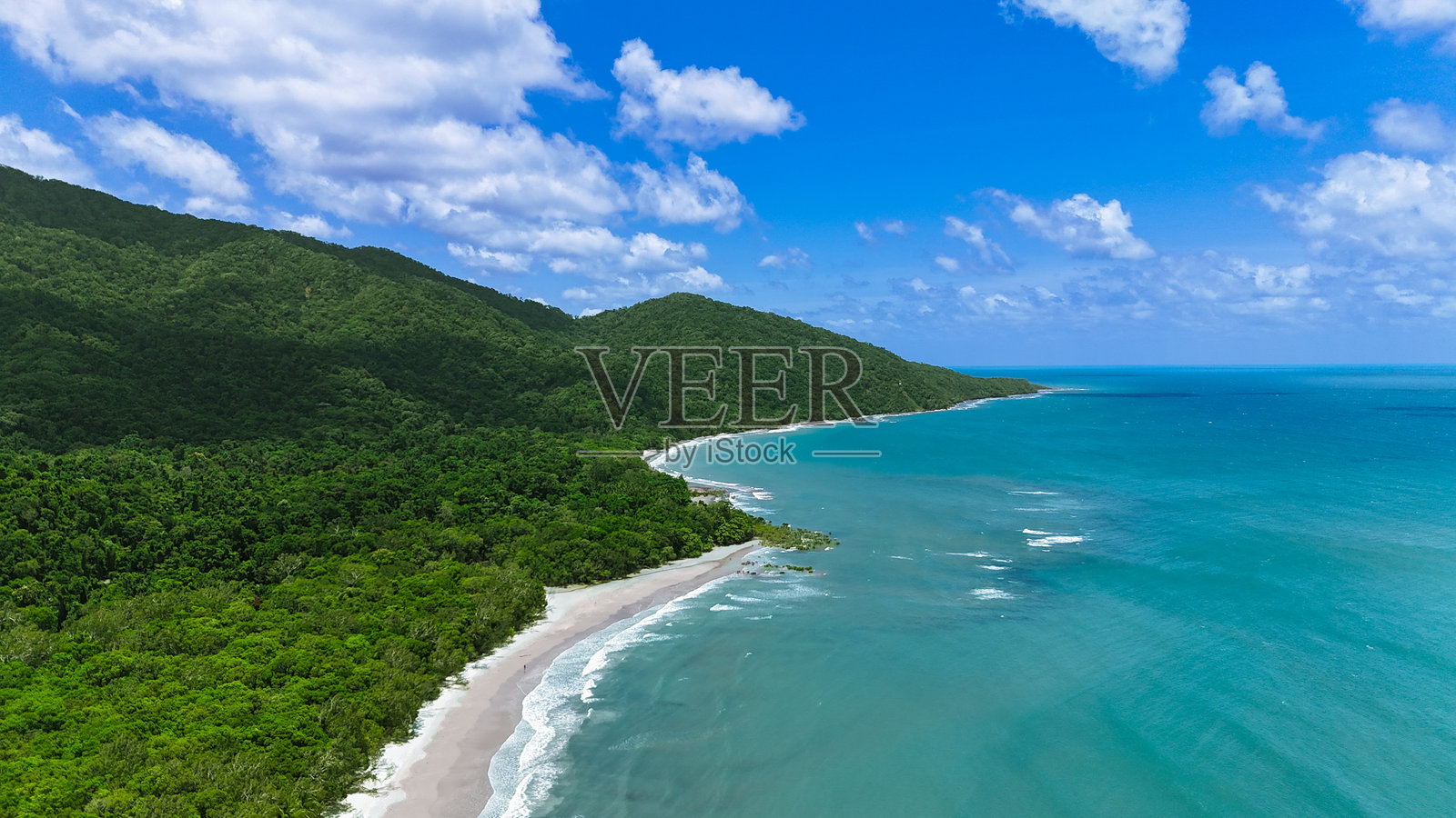 雨林与碧海交汇的热带海岸线鸟瞰图照片摄影图片
