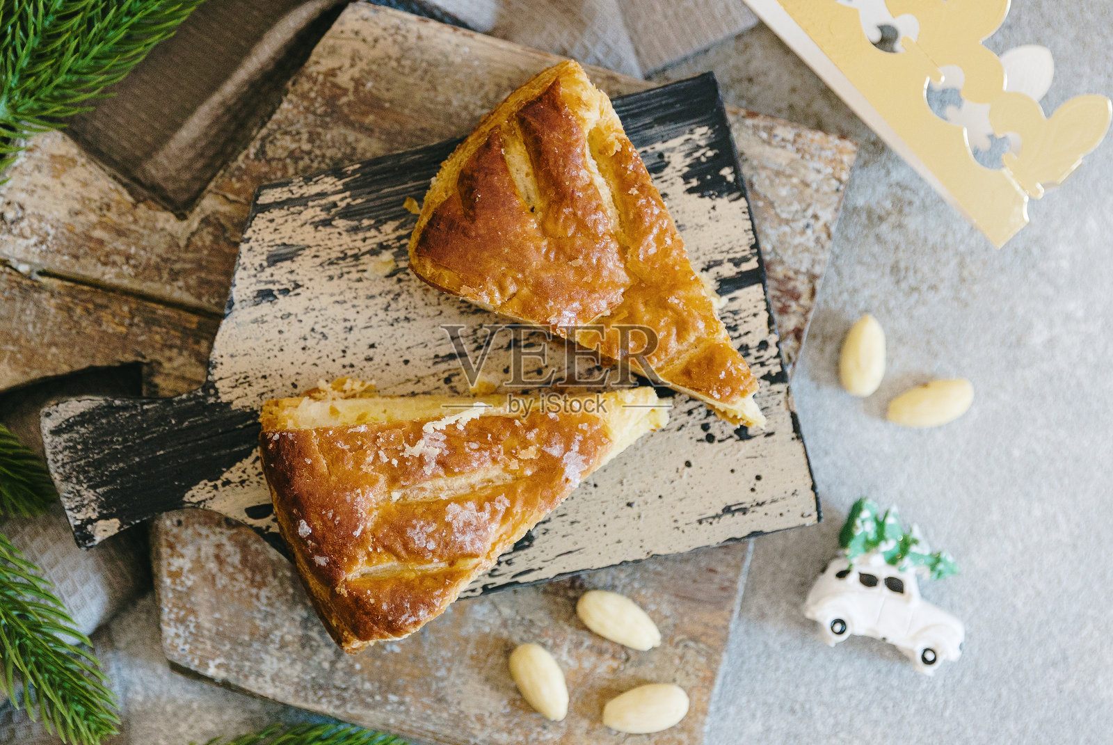 桌上的皇冠复古奶酪烤盘，两块。照片摄影图片