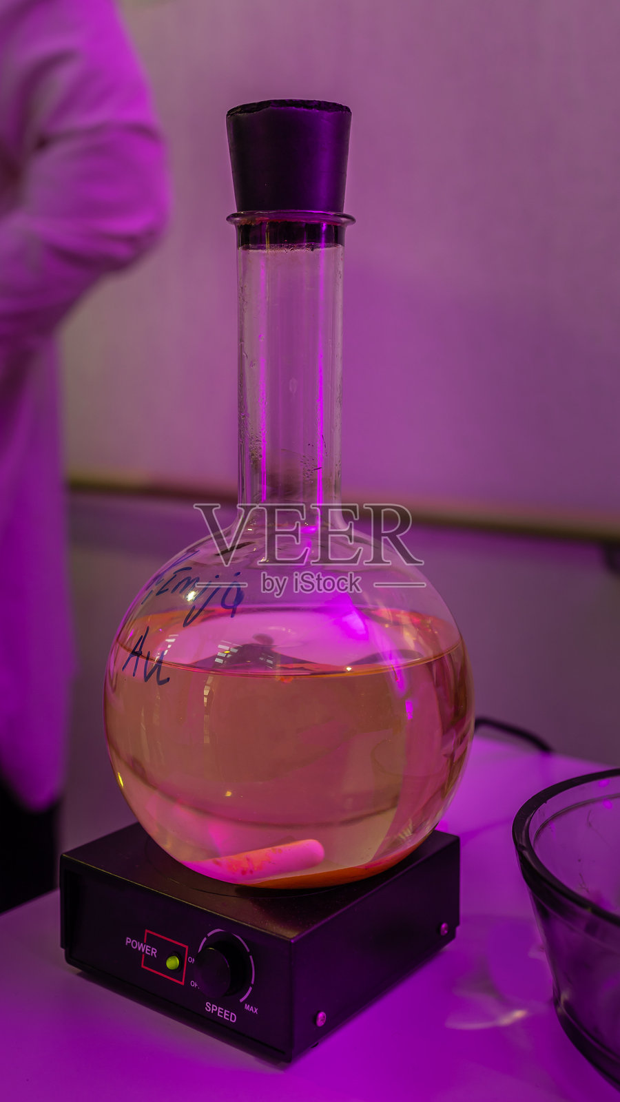 化学实验室的科学实验。化学科学教育概念。照片摄影图片