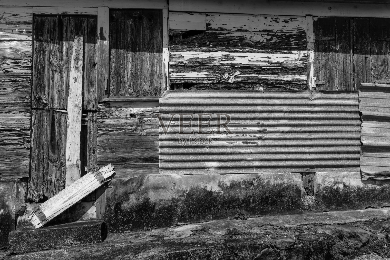 古老混凝土建筑外墙上的风化木门照片摄影图片