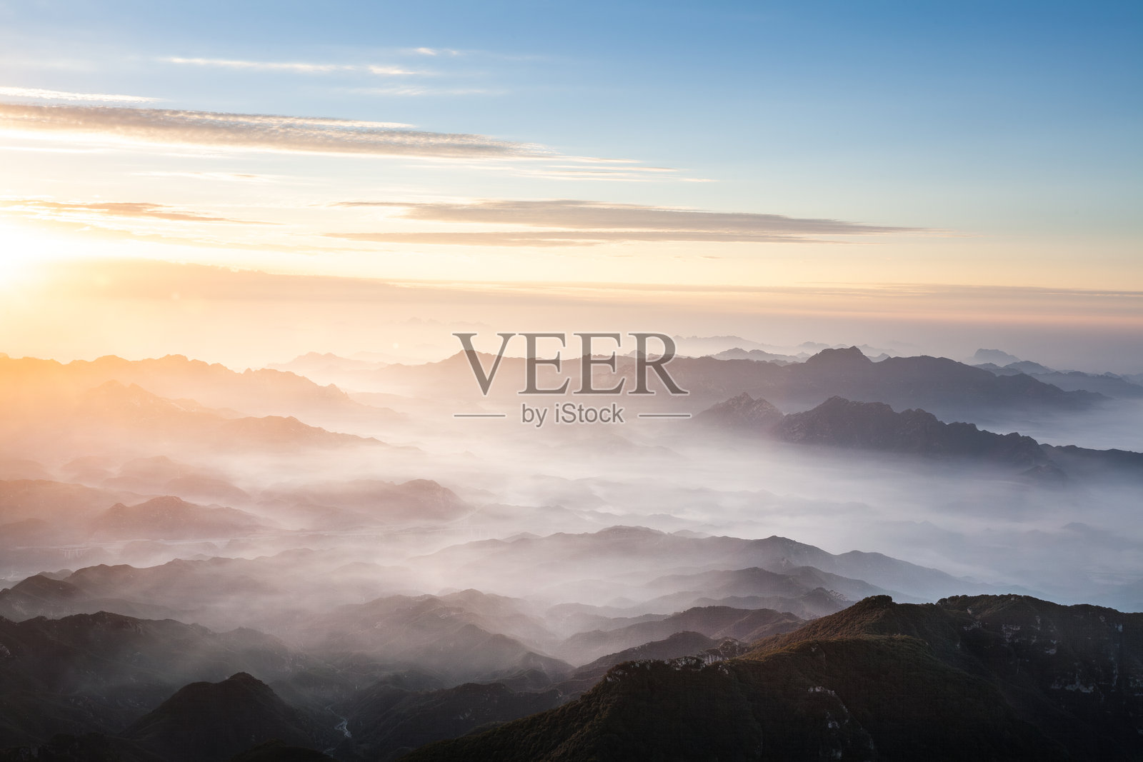 日出天空和山脉照片摄影图片