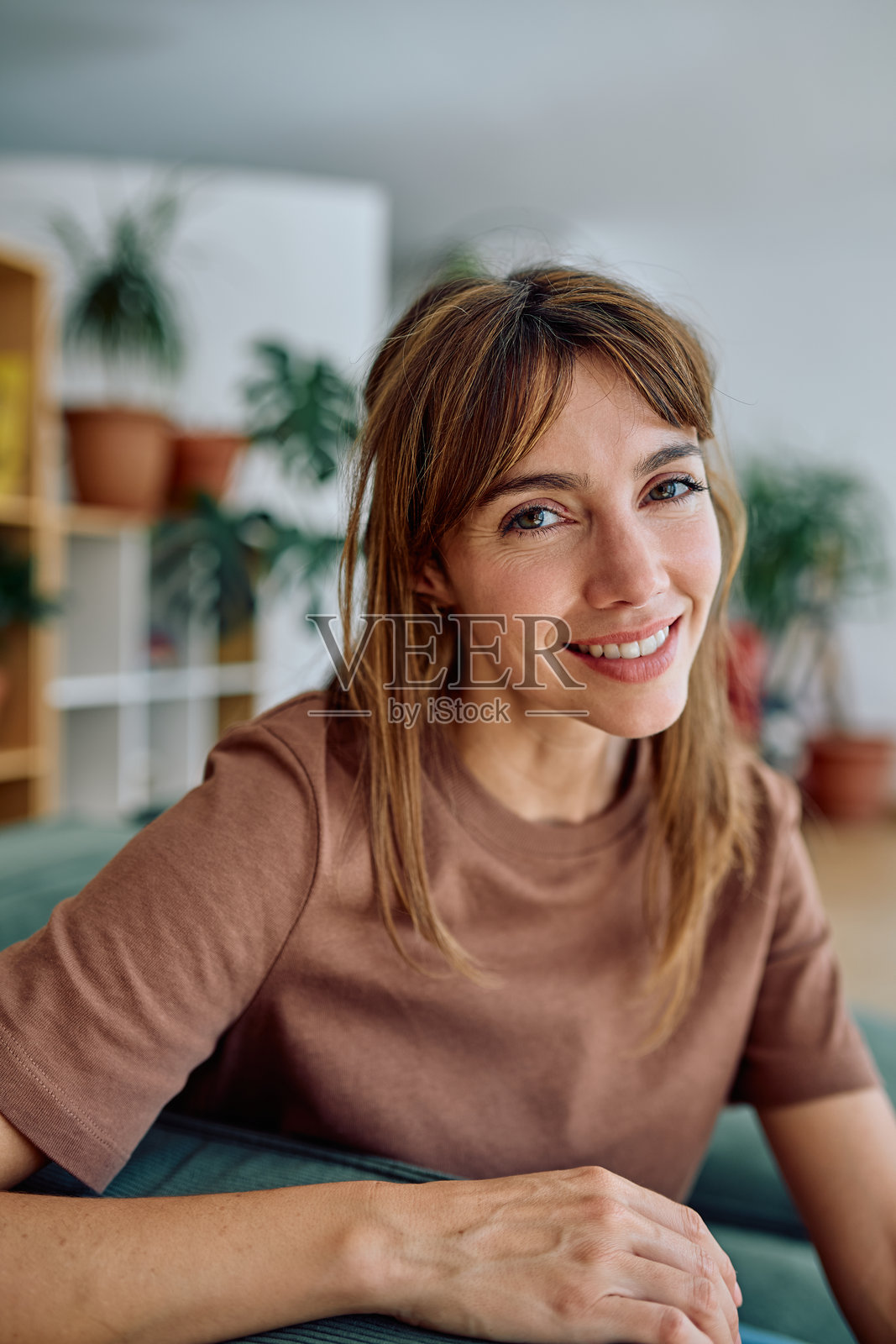 自信的商界女性在家里的办公室里工作时面带微笑照片摄影图片