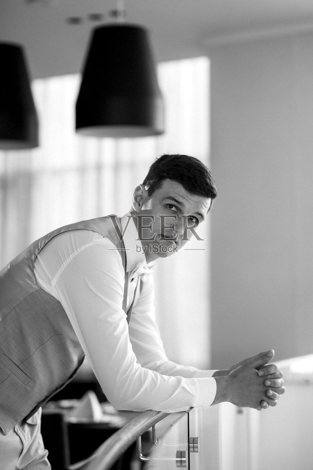 身着西装和白色领结的新郎肖像照片摄影图片