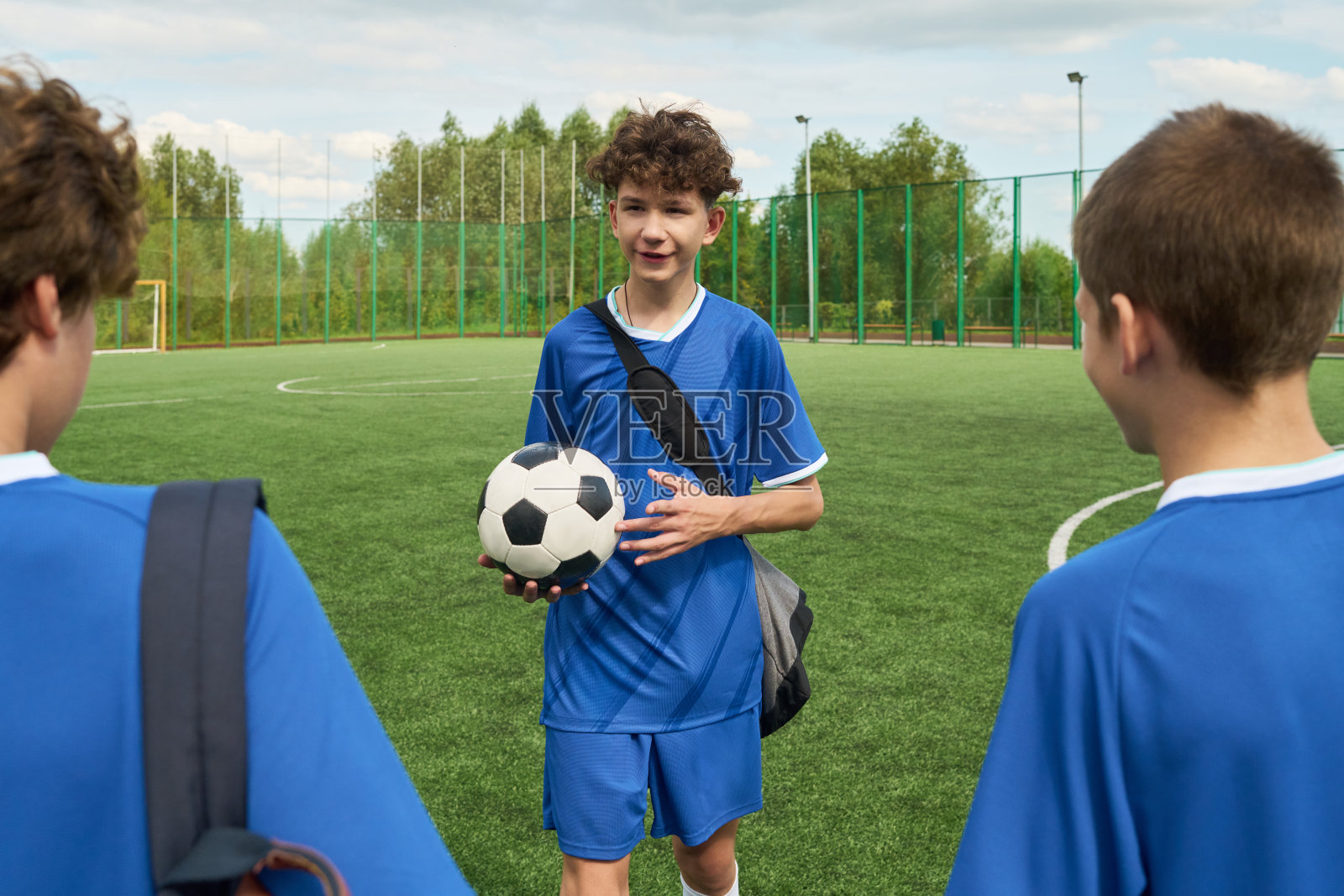 少年们在训练前聚集在足球场上照片摄影图片