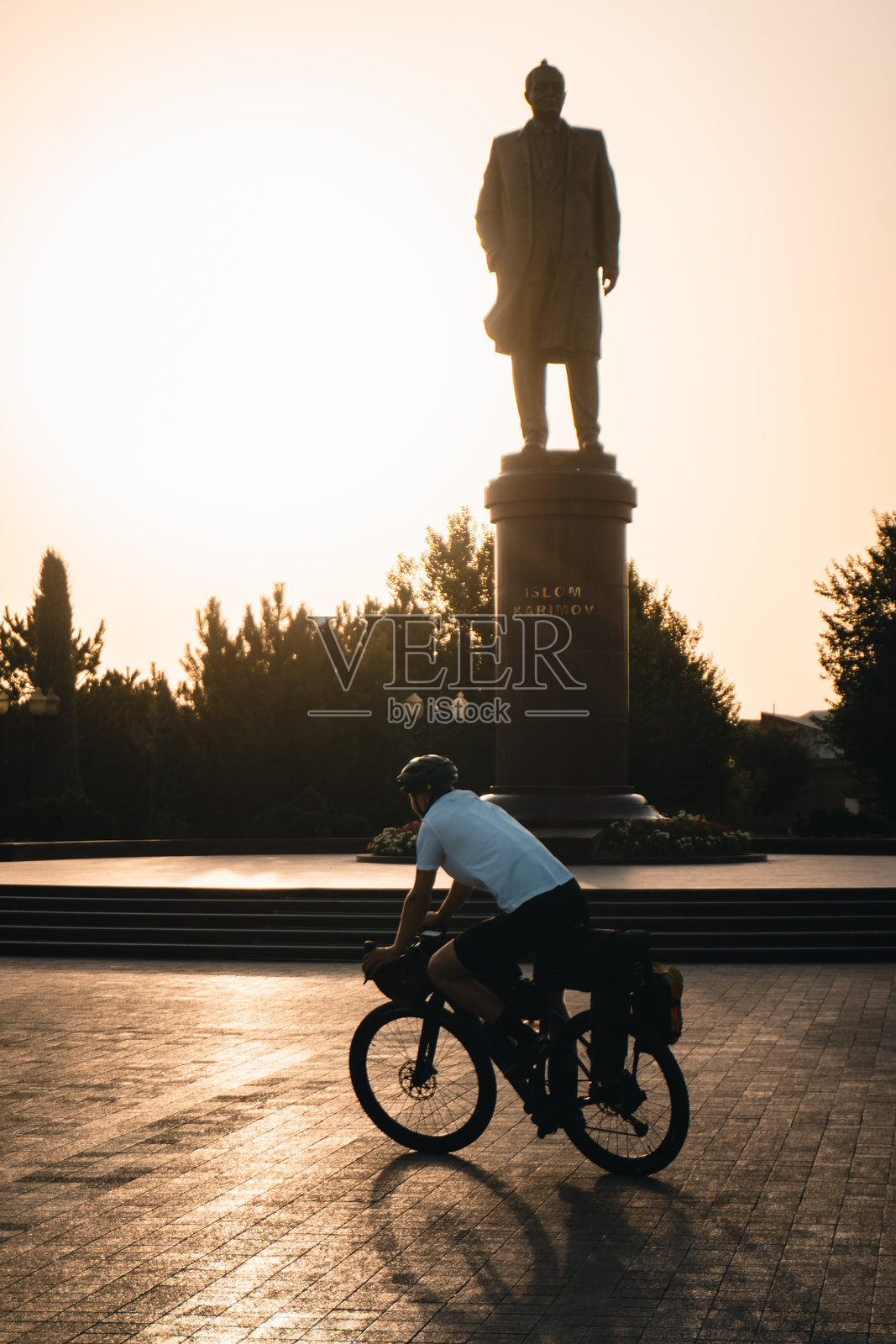 骑行背包客与撒马尔罕的传统纪念碑照片摄影图片