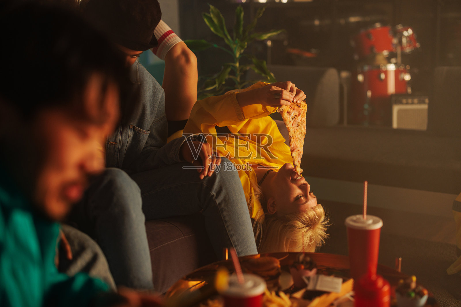 小女孩在玩复古电子游戏。照片摄影图片