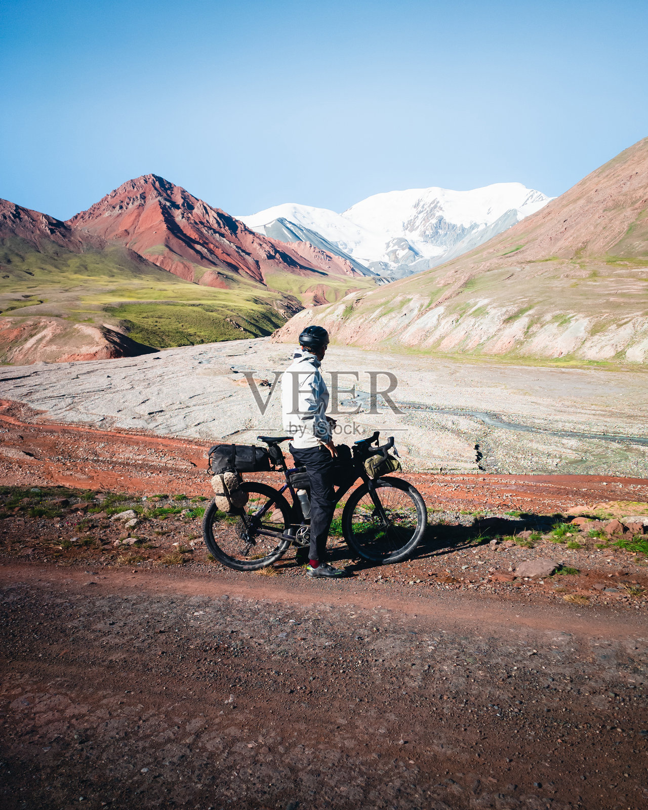 骑行者在偏远的山路上骑行照片摄影图片
