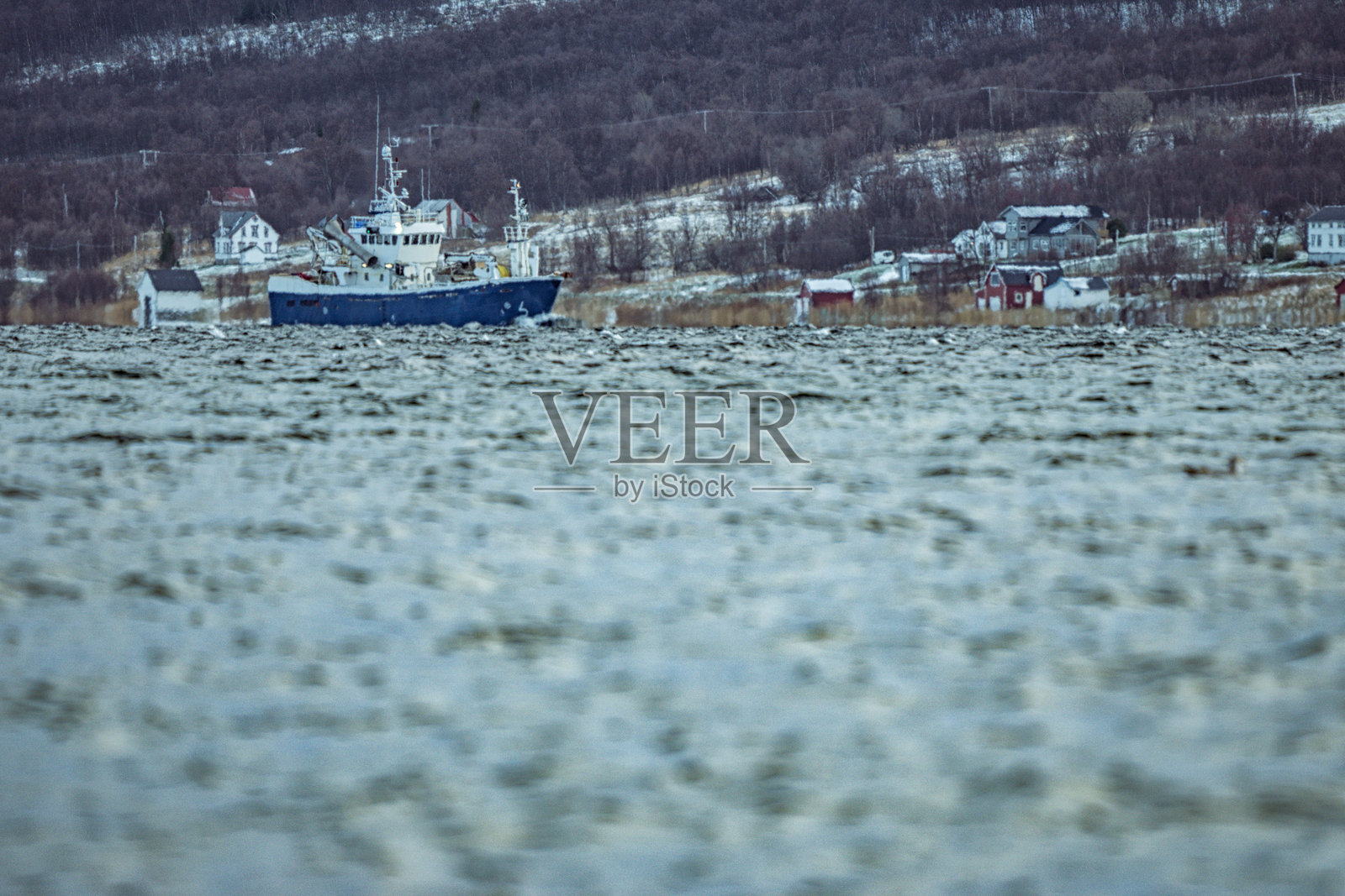 挪威峡湾中的拖网渔船照片摄影图片