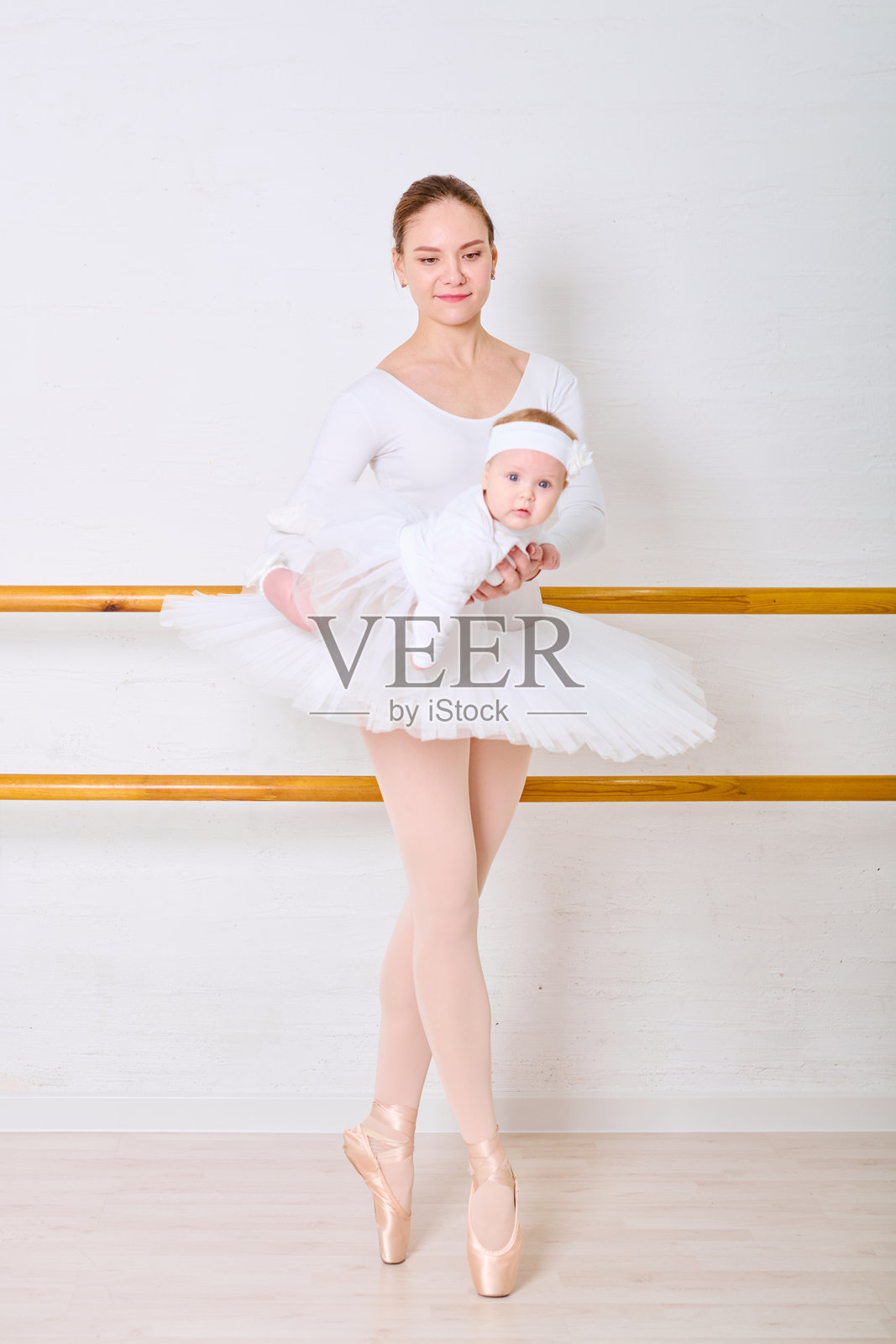 优雅的芭蕾舞演员和婴儿在芭蕾舞教室里照片摄影图片