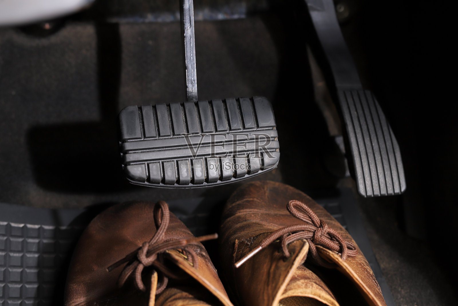 汽车刹车系统在控制车速和停止车辆方面发挥着重要作用，使驾驶员能够安全驾驶。照片摄影图片